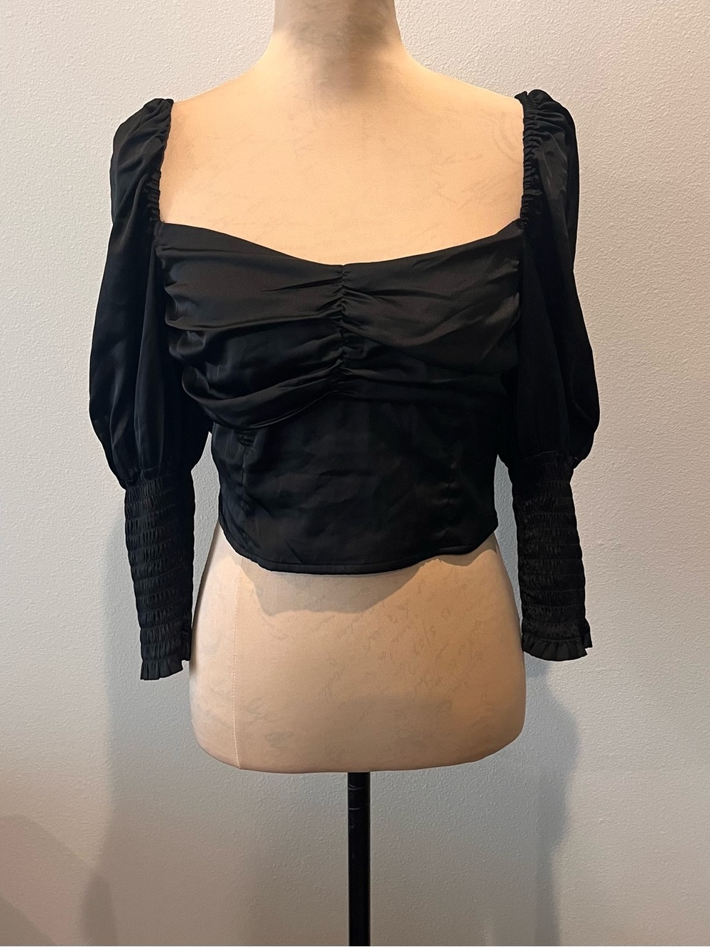 H&M Divided Black Sweetheart NecklinePuff-Sleeve Ruched Crop Top